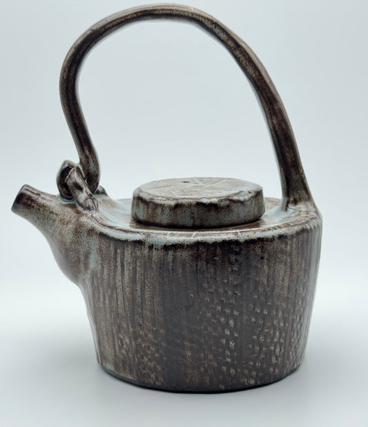 Barrel teapot with overhanging handle