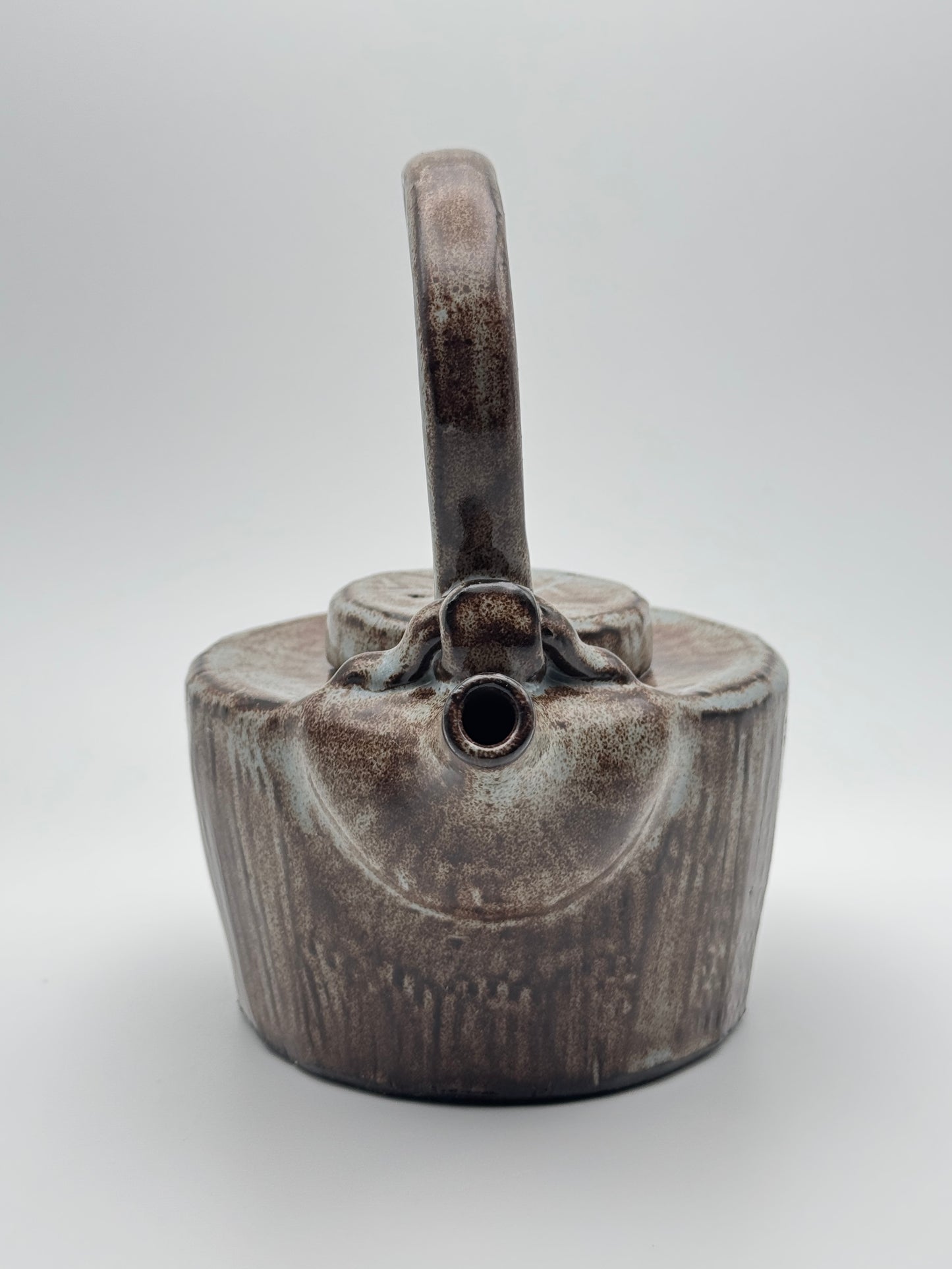 Barrel teapot with overhanging handle