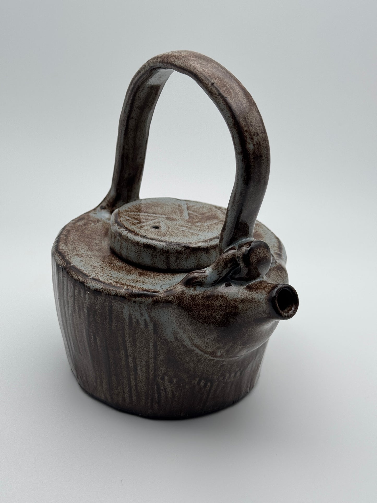 Barrel teapot with overhanging handle