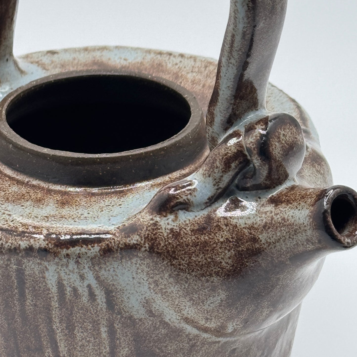 Barrel teapot with overhanging handle